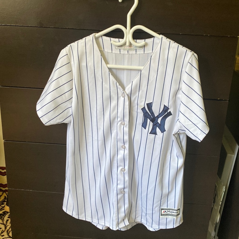 NEW!!! NY YANKEES WOMEN’S JERSEY (xl but it runs small so it’s more like MEDIUM)
